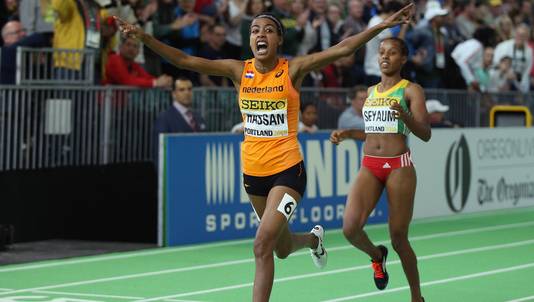 Sifan Hassan komt op de 1500 meter als eerste over de finish.