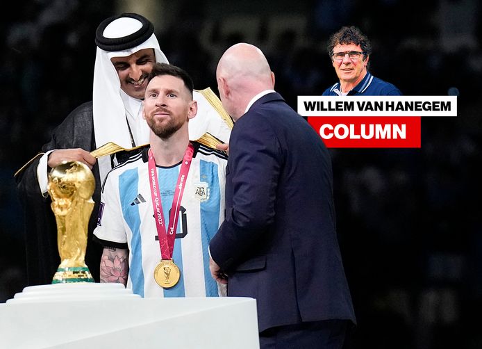The Emir van Qatar, sjeik Tamim bin Hamad Al Thani, hangt een vest om de Lionel Messi. Rechts FIFA-baas Gianni Infantino.