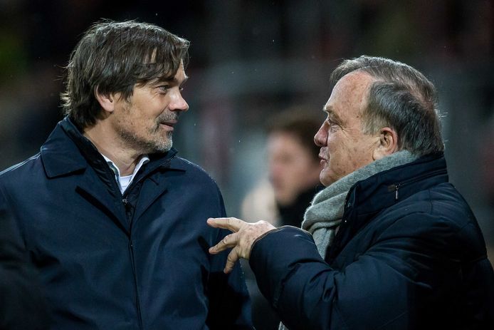 Phillip Cocu van PSV en Sparta-trainer coach Dick Advocaat in gesprek voor de wedstrijd.