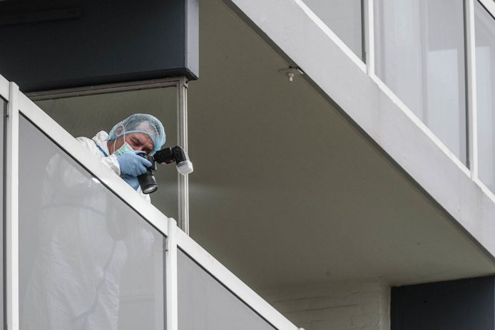 Onderzoek bij de flat aan de Roeselarestraat in Breda.