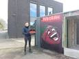 Deborah aan haar automatenshop.
