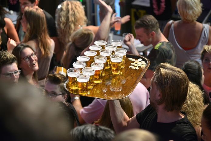 Wanneer hiërarchie Dagelijks Wat is gezonder: 50 kilometer lopen of 50 biertjes feesten? | Vierdaagse |  gelderlander.nl