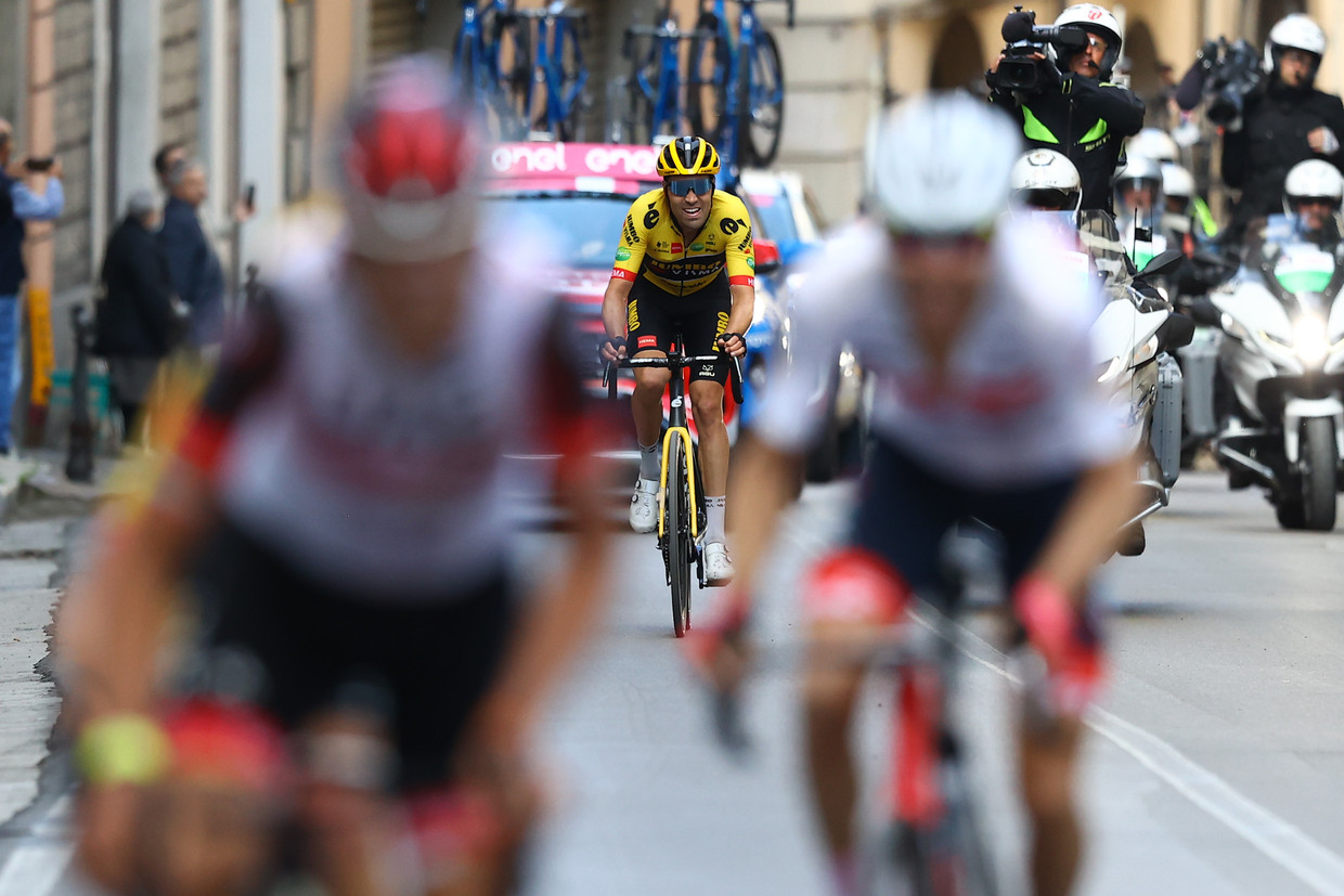 Tom Dumoulin tijdens de zevende etappe van de Ronde van Italië waarin hij zijn ploeggenoot Koen Bouwman eerder deze maand  aan etappewinst hielp. Beeld Michael Steele/Getty Images