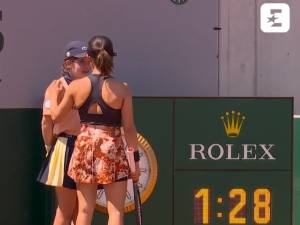 Miyu Kato touche une ramasseuse de balles en plein visage et se fait disqualifier en double dames 