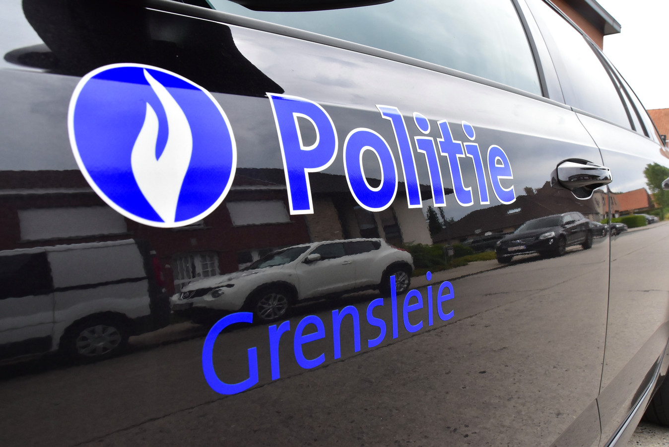Een politievoertuig van de zone Grensleie werd aan hoge snelheid ingehaald.