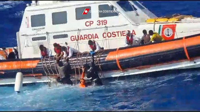 Beeld van 5 augustus. De Italiaanse kustwacht redt in de problemen geraakte migranten in de zee ten zuiden van Lampedusa.