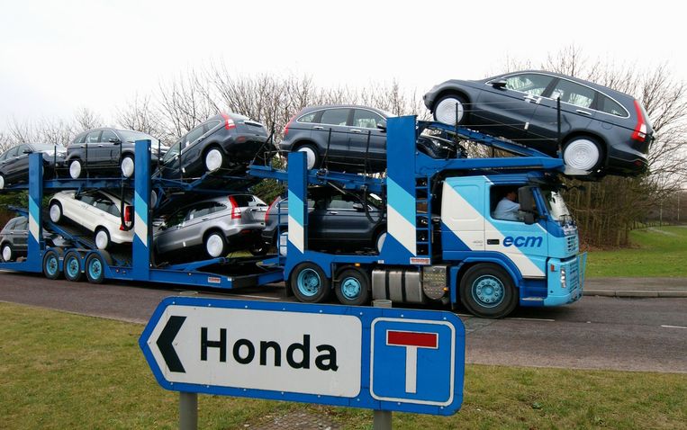 Een vrachtwagen verlaat de Honda-fabriek in het Britse Swindon. De Japanse autobouwer sluit zijn vestiging. Beeld AFP