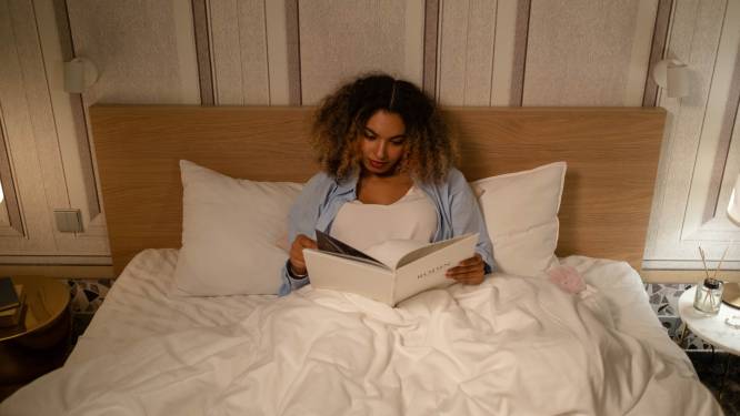 Expert tipt de beste boeken om ‘s avonds bij weg te dromen: “Je gaat best richting novelle” 