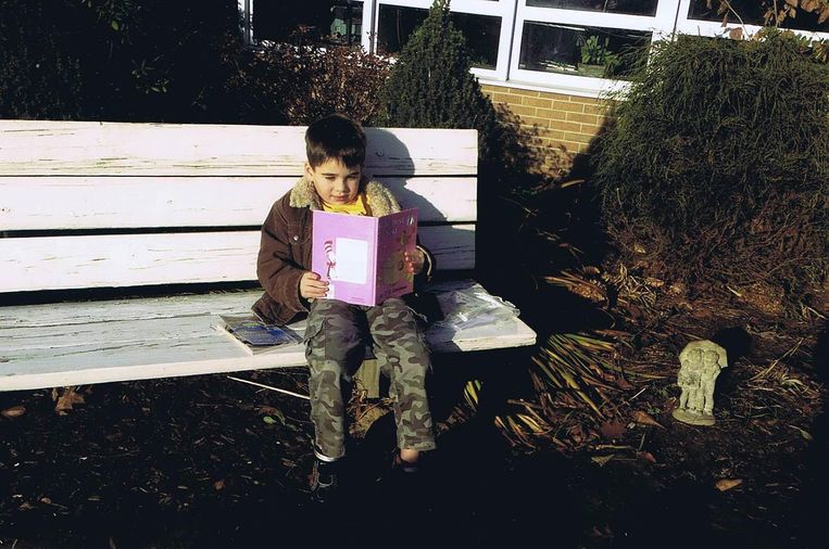 Noah met zijn boeken. Beeld Noah Pozner Gallery