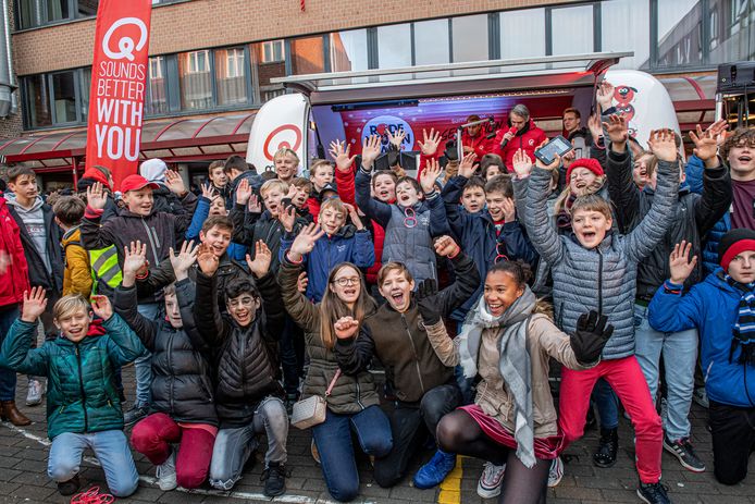 Het Qmusic ochtendtrio kwam live radio maken in het VTI te Roeselare.