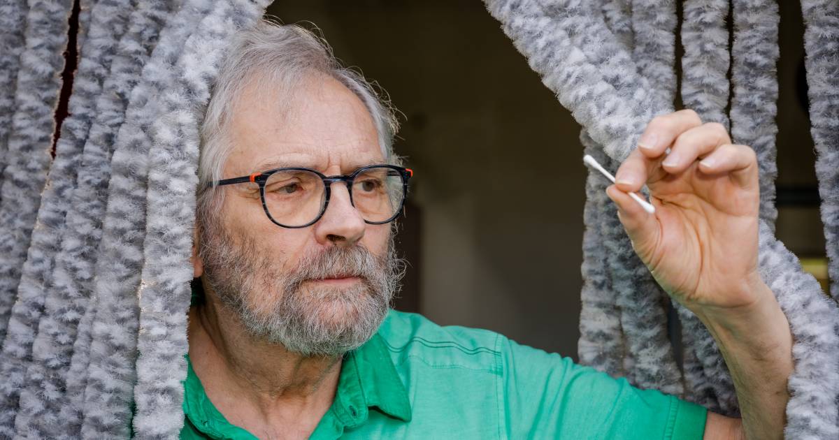 Na ongeluk met een wattenstaafje is Cees doof aan één oor: arts legt uit hoe je goed je oren schoonmaakt.