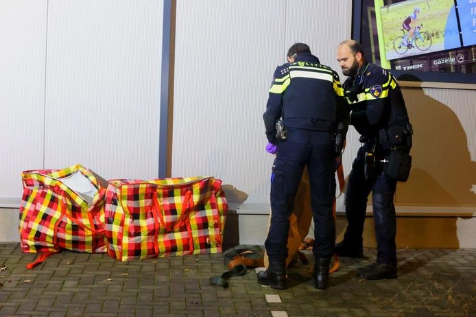 Op het dak werden twee big shoppers aangetroffen die vol zaten met gestolen goederen uit de BCC.