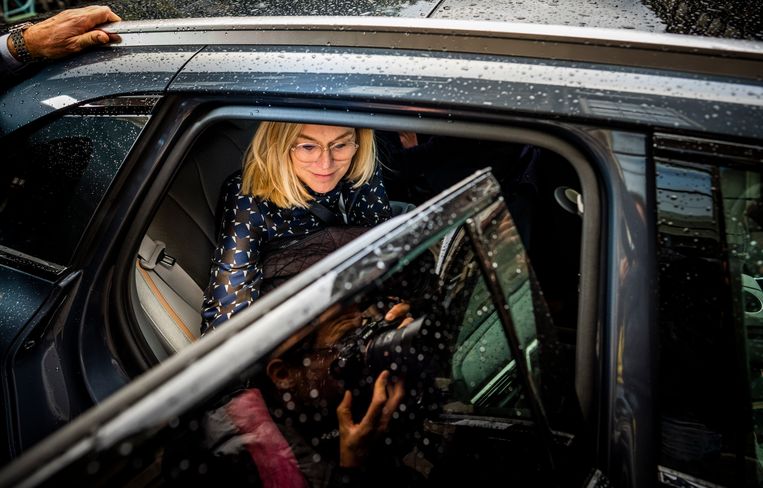Sigrid Kaag bij het verlaten van het Logement aan het Plein in Den Haag na een nieuwe dag formeren.  Beeld Freek van den Bergh / de Volkskrant