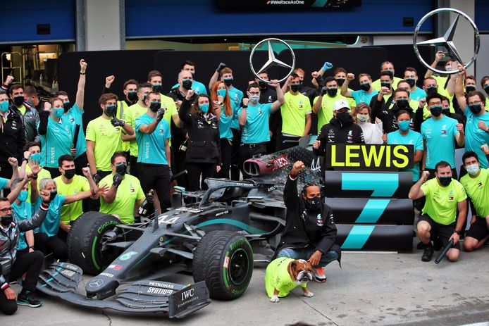 2020: Lewis Hamilton viert zijn zevende wereldtitel met het hele team van Mercedes én met zijn hond.