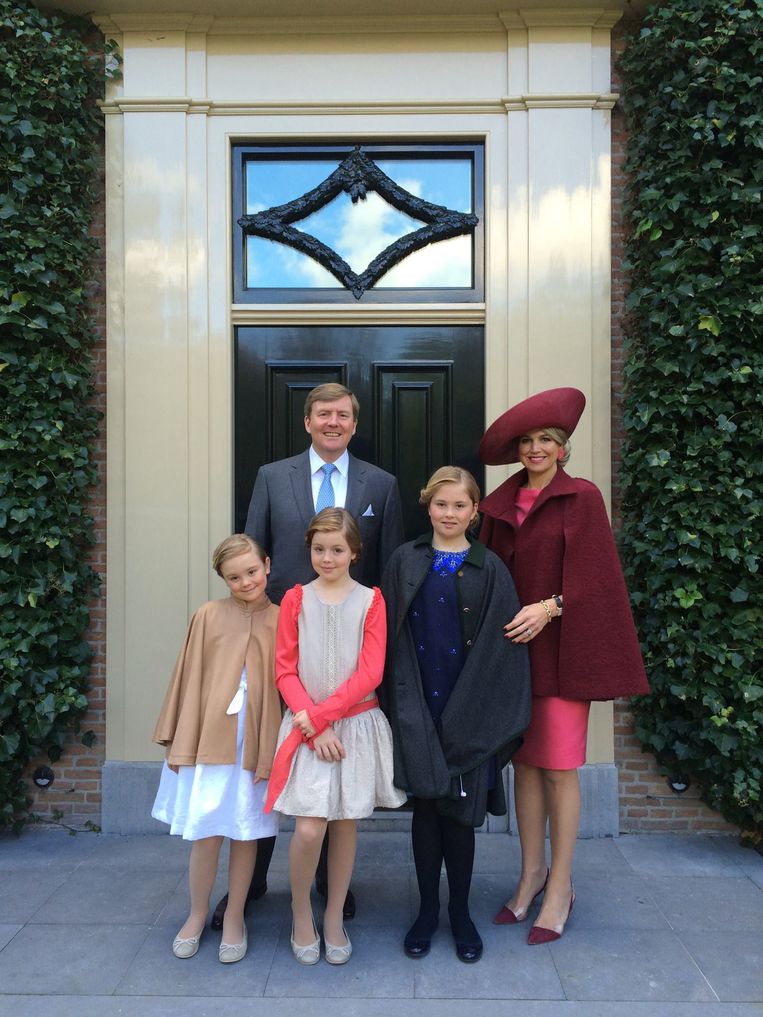 Portret van de koning, koningin en hun drie kinderen op Koningsdag 2015. Beeld ANP