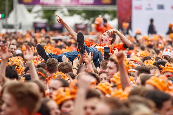 Publiek tijdens 538Koningsdag, een groot oranjefeest op het Chasseveld.