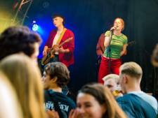 Alternatieve bandjes, gratis entree én goedkoop bier: Plugged Festival viert tiende editie