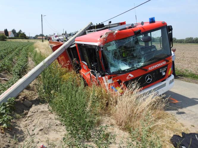 Brandweerwagen kantelt in gracht na ongeval met vluchtmisdrijf