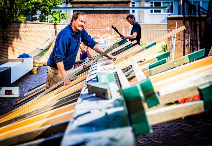 De roeden van de molen aan de Noorddijk worden in gereedheid gebracht om terug geplaatst te worden op de molen.