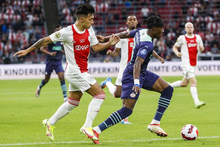 Lisandro Martinez en Noni Madueke tijdens de wedstrijd om de Johan Cruijff schaal tussen Ajax en PSV eerder dit jaar.  Beeld ANP