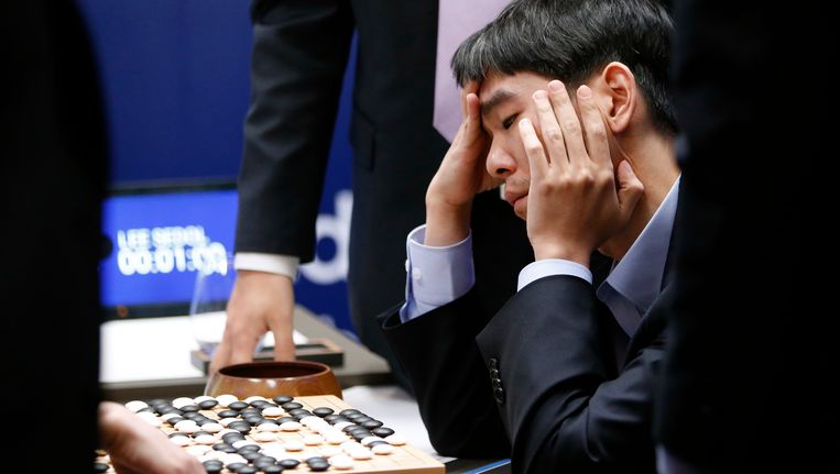 De Zuid-Koreaanse professionele Go-speler Lee Sedol legde het af tegen AlphaGo, het kunstmatige intelligente programma van Google DeepMind. Beeld AP