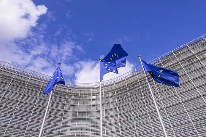 Europese vlaggen wapperen aan het Berlaymont-gebouw in Brussel.