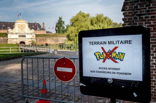 Een bordje bij Frans militair gebied om Pokémonspelers te weren.