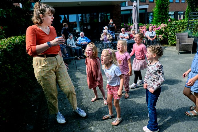 Theaterdocent Saskia Godijn laat de kinderen uitbeelden, terwijl de bewoners van locatie de Buitensluis van Alerimus geamuseerd toekijken