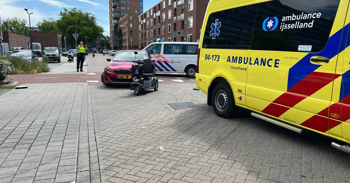 Vrouw valt uit scootmobiel na aanrijding op berucht punt in Deventer.