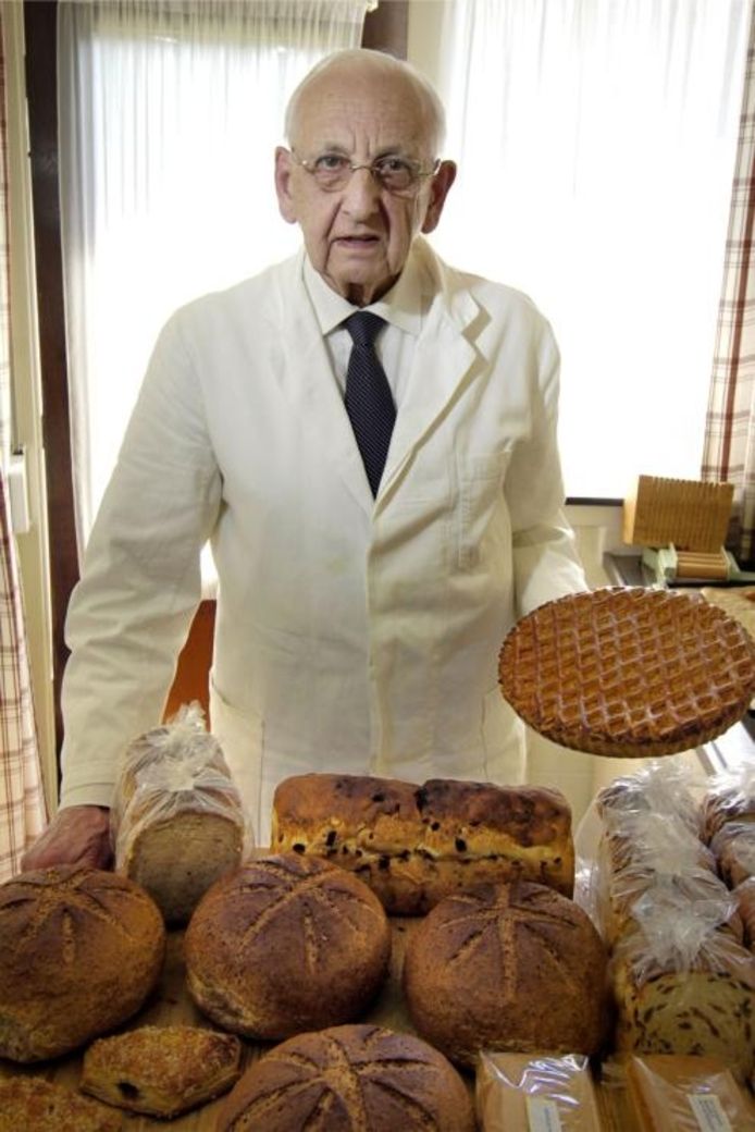 bossen Weerkaatsing wimper Bernard Leijdekkers (93), al tachtig jaar bakker volgens 'speciaal recept'  | Bergen op Zoom | bndestem.nl