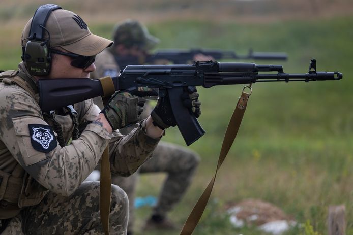 Een soldaat van het Azov Regiment tijdens een training in juni, beeld ter illustratie.