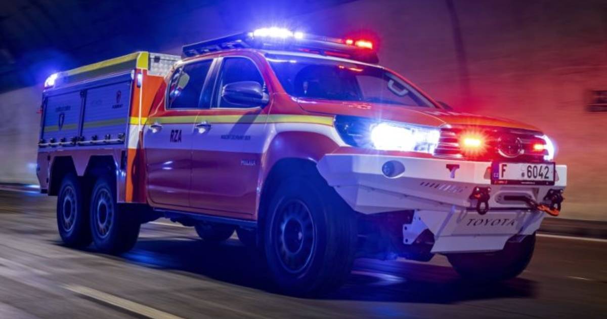 Deze brandweerauto blust elektrische auto’s op spectaculaire wijze