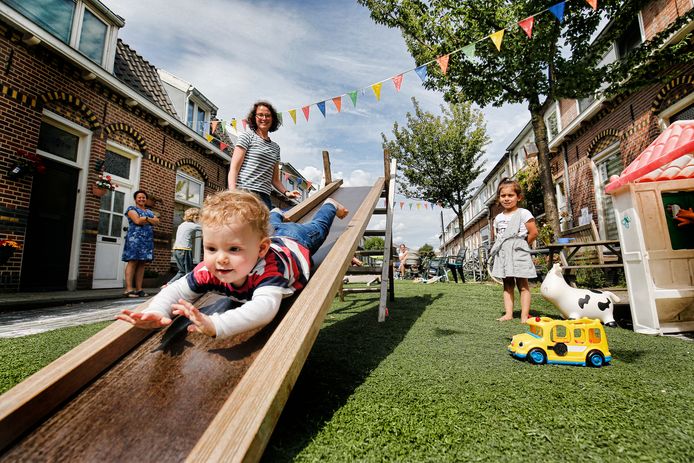 De Concordiastraat is de komende weken Leefstraat. Laurens (1) geniet op de glijbaan.