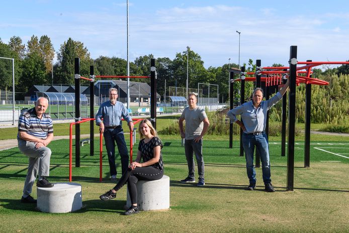 De betrokkenen zijn trots op de ontmoetingsplek op sportpark de Koppel. Van links naar rechts:  Wim Knoop, Jan Oonk, Lisette Averdijk, Maarten van der Kolk en Ben Ordelmans