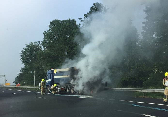 Een vrachtwagen in brand voor de Heinenoordtunnel.