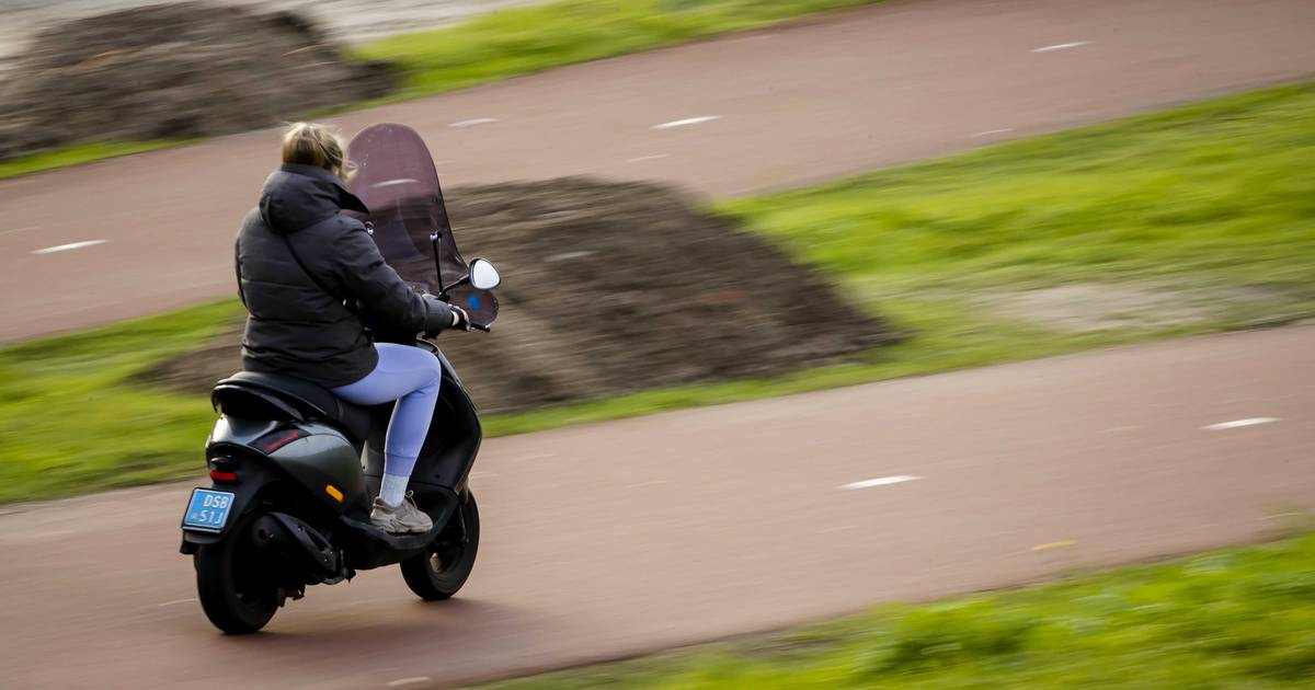 Zonder helm op de snorfiets? Dan krijg je in Twente direct een boete ‘Eerste bekeuringen al