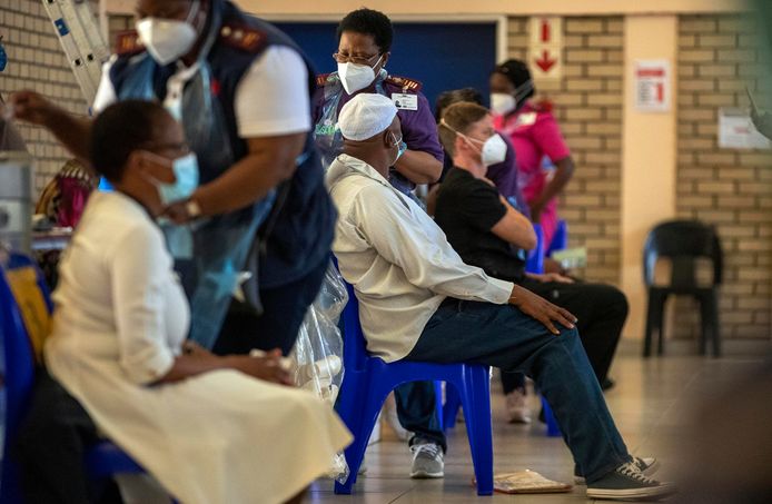 Mensen krijgen een coronavaccin in Soweto, Zuid-Afrika.