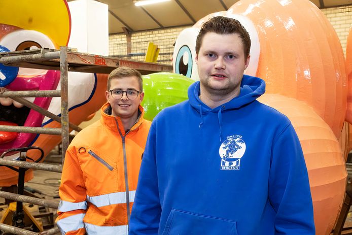 Bergeijk  - Voorzitter Stefan Daris ( rechts) van de KPJ. Een gesprek over zijn werk als voorzitter en zijn toekomst in gemeenschap. De nieuwe voorzitter Thijs van Leeuwen staat links op de foto.