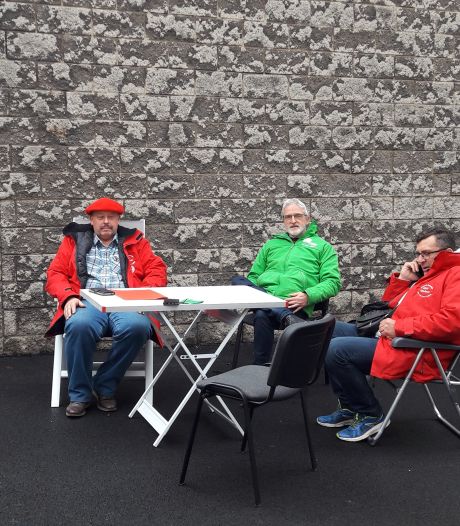 Ils installent des chaises à Namur et attendent le ministre: “Des cars la prochaine fois”