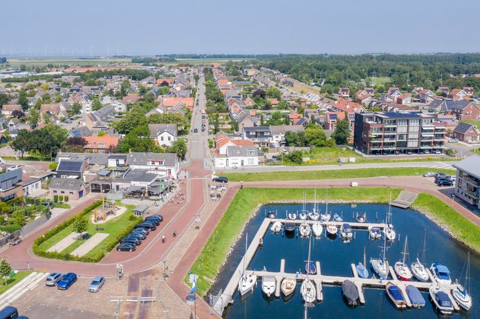 Het centrum van Kamperland, de bijna één kilometer lange Veerweg.