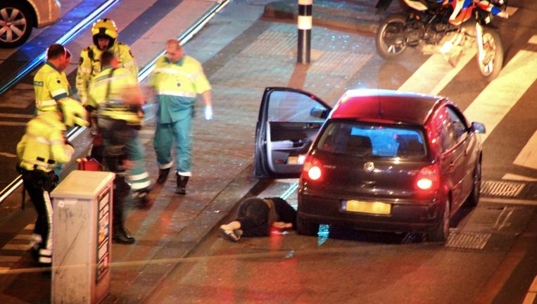 De man werd in zijn auto onder vuur genomen op de hoek van de Bilderdijkstraat en de De Clercqstraat. Beeld Momo Zarroue/Het Parool