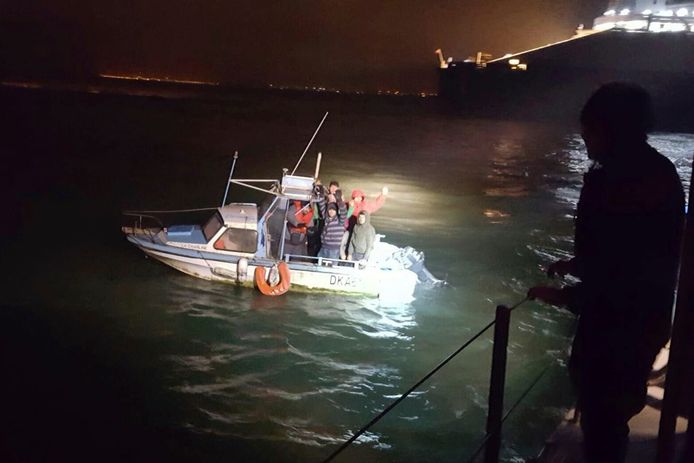 Archiefbeeld: Franse autoriteiten onderscheppen een bootje met migranten voor de kust van Duinkerke.