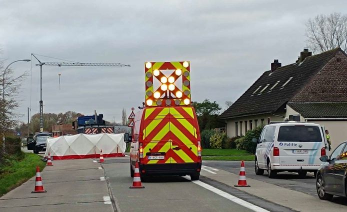 Het ongeval gebeurde op het kruispunt van de Kruishoutemseweg met de Driekavenstraat in Waregem.
