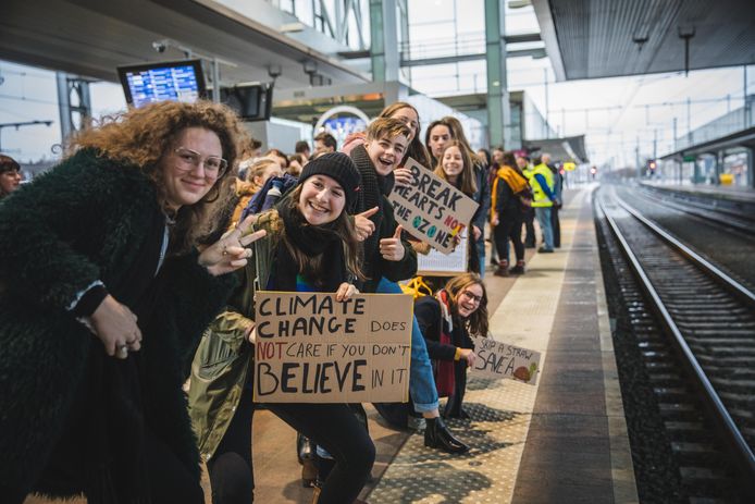 De leerlingen van het Atheneum Gentbrugge nemen samen met directie en leerkrachten de trein richting Brussel.