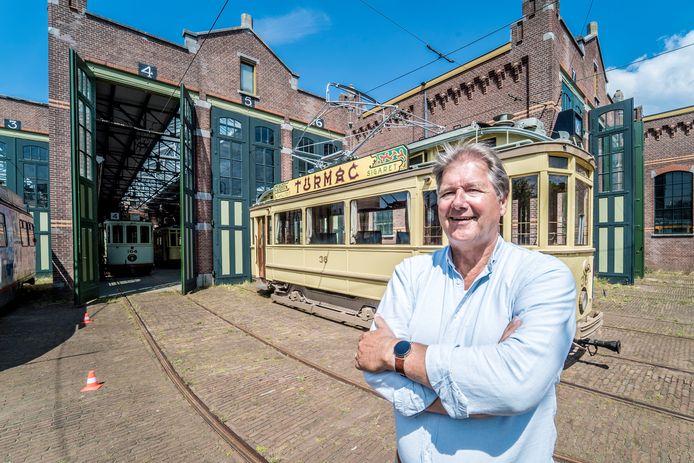 Rob Brons is gastheer op de toeristentram in Den Haag.