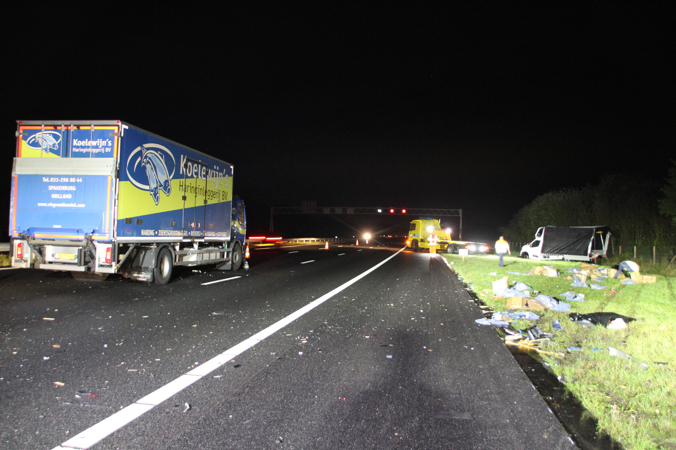 Een grote rommel op de A1 na een botsing tussen een vrachtwagen en busje met pech.