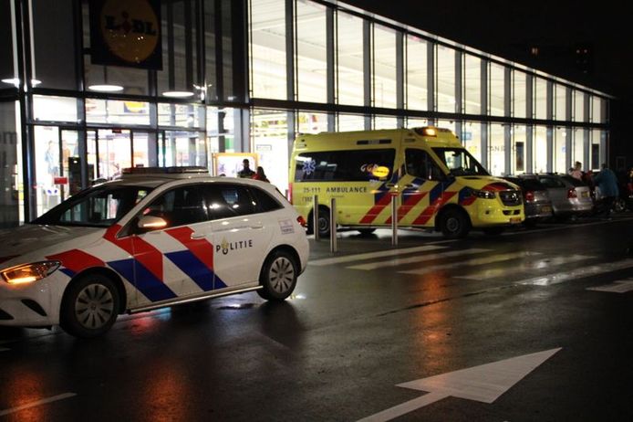 Hulpdiensten bij de supermarkt aan de Tjalk in Lelystad, waar een vrouw twee medewerkers aanreed met haar auto.