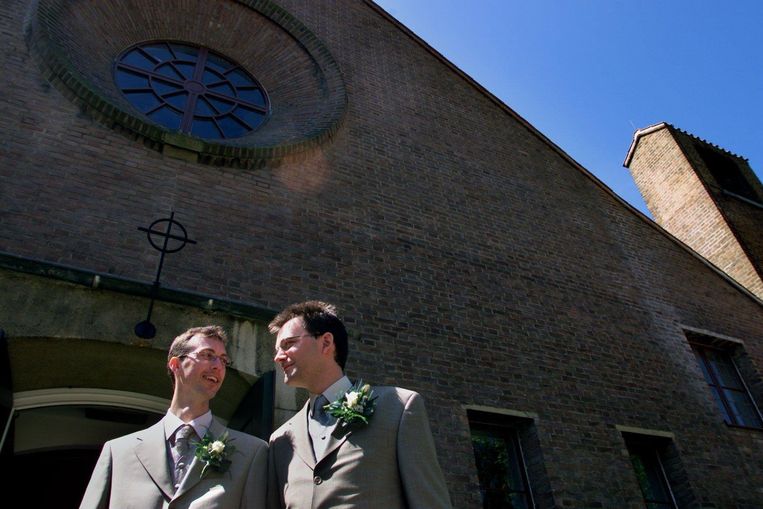 Gereformeerd predikant Gertjan Bikker (rechts) uit Woubrugge en zijn vriend Anne Theo Seine lieten hun huwelijk inzegenen in de Haagse Maranathakerk. Beeld ANP