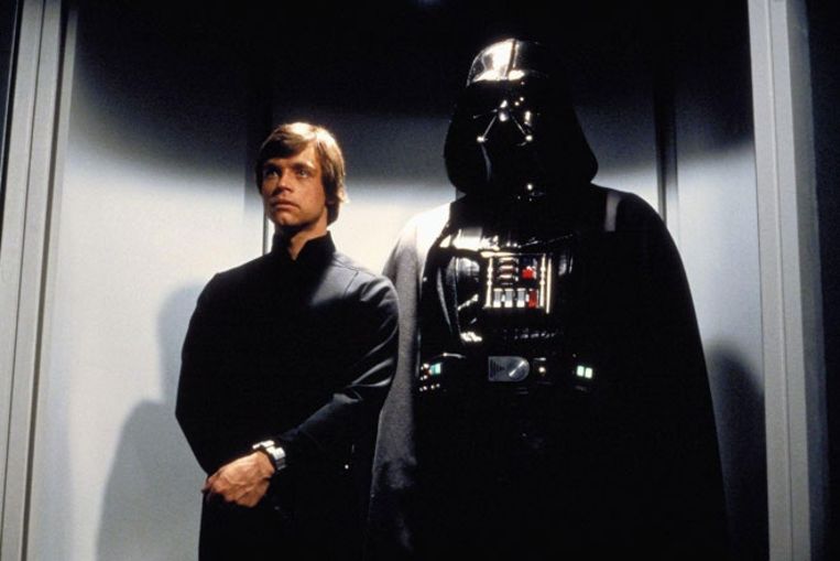 Mark Hamill als Luke Skywalker, links van Darth Vader in 'Return of the Jedi'. Beeld Humo