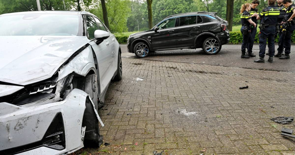 Twee autos zwaar beschadigd bij botsing, politie bekijkt camerabeelden van ongeval.